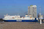 Das Fährschiff FINNFELLOW (IMO: 9145164) ist hier bei der Ankunft in Travemünde zu sehen. (Priwall, März 2022)