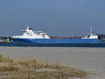 Das Fährschiff THULELAND (IMO: 9343261) bei der Einfahrt in Travemünde.