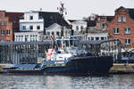 Der Schlepper VB ARGUS (IMO: 9600762) wartet am Kreuzfahrtterminal Travemünde auf einen abendlichen Einsatz. (März 2022)