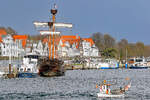 TRA 11 JAN fährt am 09.04.2022 von Lübeck-Travemünde auf die Ostsee hinaus. Links im Bild ist die Kraweel LISA VON LÜBECK, welche kurz zuvor am Ostpreussenkai festgemacht hat, zu sehen.