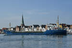 Das Frachtschiff GLOBIA (IMO: 7823334) befährt die Trave in Richtung Lübeck.