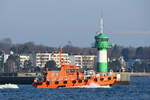 Das Lotsenboot TRAVEMÜNDE fährt in die Ostsee hinaus.