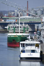 Das Fahrgastschiff HANSA (ENI: 4802860) und das Frachtschiff PERNILLE (IMO: 9434163) sind hier Ende März 2022 in Lübeck zu sehen.
