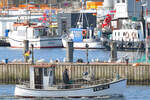 Fischereifahrzeug TRA 11 JAN am 22.04.2022 im Hafen von Lübeck-Travemünde
