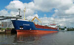 Der 2004 gebaute Öltanker DANUBIA (IMO 9258466) liegt am 27.05.2013 im Hafen von Lübeck