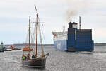 Haikutter HANSINE (FN 121) am 01.05.2021 in Lübeck-Travemünde einlaufend. Rechts im Bild: die Finnlines-Fähre FINNPULP