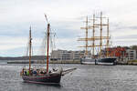 Haikutter HANSINE (FN 121) am 01.05.2021 in Lübeck-Travemünde einlaufend. Rechts im Bild: die Viermastbark PASSAT