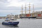 FAREWELL II, für Seebestattungen eingesetzt, läuft am 01.05.2022 ein in den Hafen von Lübeck-Travemünde. Rechts im Bild: die Viermastbark PASSAT