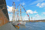 Dienst-Segelboot HMS FALKEN (links im Bild) im  Päckchen  mit HMS GLADAN am 28.05.2022 im Hafen von Lübeck.