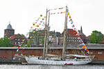 Dienst-Segelboot HMS GLADAN im  Päckchen  mit HMS FALKEN am 28.05.2022 im Hafen von Lübeck.