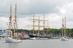 Die Dienst-Segelschiffe GLADAN und FALKEN der schwedischen Marine verlassen am 29.05.2022 den Hafen von Lübeck-Travemünde. Hier passieren die Schoner die Viermastbark PASSAT