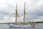 Das Dienst-Segelschiff FALKEN der schwedischen Marine fährt am 29.05.2022 bei Lübeck-Travemünde hinaus auf die Ostsee