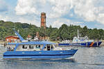 Die für Seebestattungen eingesetzte EUREKA fährt am 26.06.2022 in Lübeck-Travemünde am Zollboot PRIWALL vorbei.