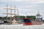 KETHI (IMO 9263552) am 22.07.2022 im Hafen von Lübeck-Travemünde. Links im Bild ist die anlässlich der Travemünder Woche festlich geschmückte Viermastbark PASSAT zu sehen.