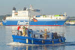 PROF. OEFTERING fährt mit Angelgästen am 4.8.2022 von Travemünde auf die Ostsee hinaus. Im Hintergrund ist die Finnlines-Fähre FINNTRADER zu sehen