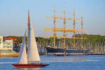 Segelboot vor Viermastbark PASSAT.