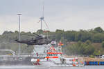 SAR-Schiff/-Kreuzer FELIX SAND und Bundeswehr-/Marine-Hubschrauber 89+58 am 27.08.2022 in Lübeck-Travemünde