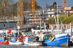 Fischereifahrzeuge (darunter TRA 64, rechts im Bild) am 02.11.2022 im Hafen von Lübeck-Travemünde
