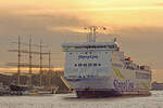 STENA VINGA (IMO 9323699) am 06.11.2022 im Licht der untergehenden Sonne Lübeck-Travemünde auslaufend