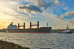 Bulk Carrier SIRIUS (IMO 9541887) mit Schlepper VB RÖNNEBECK und VB ARGUS am 01.01.2023 in Lübeck-Travemünde