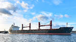 Bulk Carrier SIRIUS (IMO 9541887) mit Schlepper VB ARGUS am 01.01.2023 in Lübeck-Travemünde