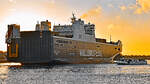 BALTIC ENABLER (IMO 9884681) am 08.01.2023 im Licht der untergehenden Sonne in Lübeck-Travemünde einlaufend