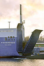 Schließende Heckklappe der FINNBREEZE (IMO 9468889, Finnlines). Lübeck-Travemünde, 08.01.2023