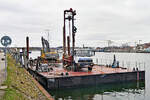 Ponton TR X am 24.01.2023 im Hafen von Lübeck-Travemünde