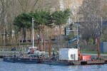 Pontons, darunter TR V, TR XII und TR X, am 27.01.2023 im Hafen von Lübeck-Travemünde (Priwall-Seite)