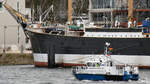 Polizeiboot HABICHT fährt an der Viermastbark PASSAT vorbei. Lübeck-Travemünde, 27.01.2023