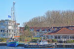 Segelschiff SAFIER und Schlepper ANTON am 19.02.2023 im Hafen von Lübeck-Travemünde (Priwall)