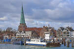 Priwall-Fähre BERLIN am 25.02.2023 im Hafen von Lübeck-Travemünde