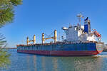BC MIRABEL (Bulk Carrier, IMO 9531662) am 28.02.2023 in Lübeck-Travemünde. Das rund 190 Meter lange Schiff hat im Vorwerker Hafen (Lübeck) Getreide geladen und ist nun auf direktem Weg nach Sfax / Tunesien.