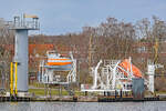 Rettungsboot AMMERSEE (links im Bild) bei der Schleswig-Holsteinischen Seemannsschule in Lübeck-Travemünde. Aufnahme vom 05.03.2023