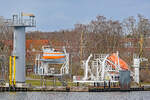 Rettungsboot AMMERSEE (links im Bild) bei der Schleswig-Holsteinischen Seemannsschule in Lübeck-Travemünde.