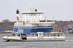 Priwallfähre PRIWALL VI am 14.03.2023 im Hafen von Lübeck-Travemünde. Im Hintergrund: Finnlines-Fährschiff FINNPARTNER