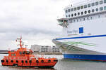 Lotsenversetzboot TRAVEMÜNDE am 14.03.2023 in Lübeck-Travemünde bei der auslaufenden PETER PAN