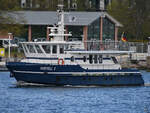 Das hauptsächlich für See-Bestattungen verwendete Schiff FAREWELL II ist hier Anfang Mai 2023 in Travemünde unterwegs.