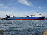 Am Scandinavienkai wird das Fährschiff THULELAND (IMO: 9343261) entladen, so gesehen Anfang Mai 2023 in Travemünde.