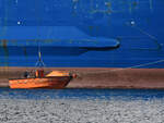 Ein Rettungsboot (SBQF) der FINNFELLOW (IMO: 9145164) wird gerade zu Wasser gelassen, so gesehen Anfang Mai 2023 in Travemünde.