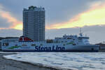 Das Fährschiff STENA LIVIA (IMO: 9420423) ist hier Anfang Mai 2023 in Travemünde zu sehen.