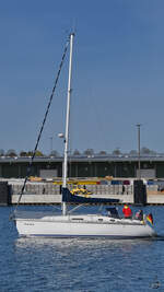 Das Segelboot AURORA ist auf der Trave unterwegs.