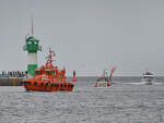 Das Lotsenboot TRAVEMÜNDE, das Fischereiboot TRA-10 und ein weiteres Motorboot sind hier bei der Ankunft in Travemünde zu sehen. (Mai 2023)