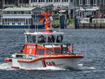 Das SAR-Boot ERICH KOSCHUBS ist auf der Trave unterwegs.