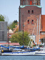 Die Segelyacht PACIFIC pausiert im Hafen von Travemünde.