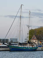 Die Segelyacht SAFIER pausiert im Hafen von Priwall.