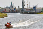 Polizeiboot im Einsatz (eingeschaltetes Blaulicht) am 04.06.2023 im Hafen von Lübeck unweit Nordlandkai