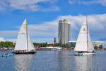 Segelyachten SPHINX und TRIVIA am 26.7.23 in Lübeck-Travemünde. Rotspon-Regatta (Wettkampf zwischen Mannschaft des schleswig-holsteinischen Ministerpräsidenten und dem Lübecker Bürgermeister)