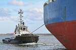 Schlepper VB ARGUS achtern vom Massengutfrachter HONG DAI. Lübeck-Travemünde,24.02.2024