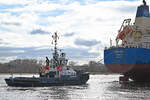 Schlepper VB ARGUS achtern vom Massengutfrachter HONG DAI. Lübeck-Travemünde,24.02.2024